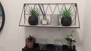 A shelf with potted plants and decorative items. - Cosy Coastal Apartment in Lytham St Anne's (Lytham St. Anne's)