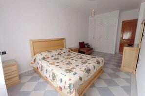 3 habitaciones, tabla de planchar con plancha, wifi y ropa de cama 
