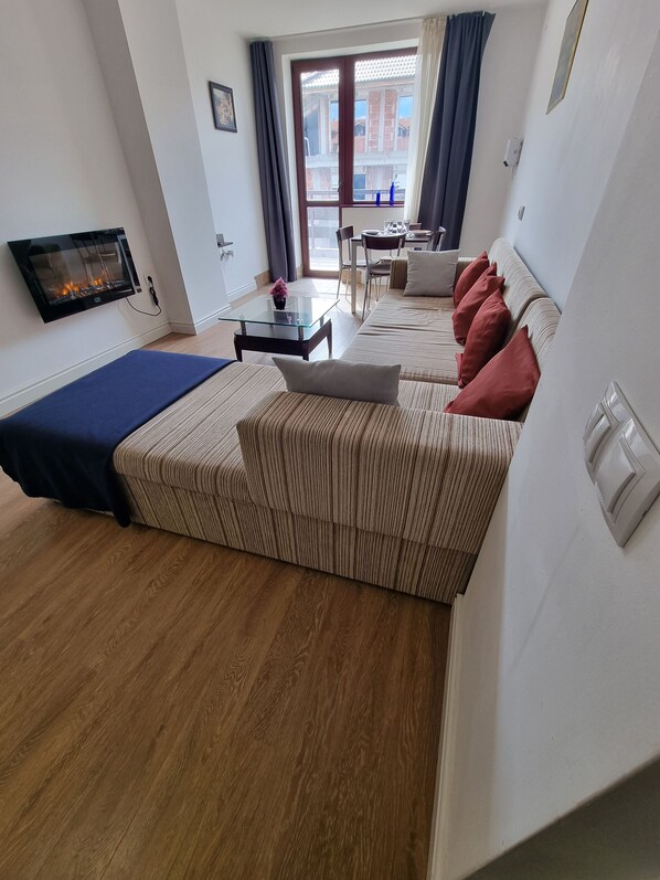 Apartment, 2 Schlafzimmer, barrierefrei, Balkon | Wohnzimmer
