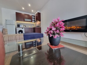 Apartment, 2 Schlafzimmer, barrierefrei, Balkon | Wohnzimmer