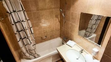 Apartment, 2 Bedrooms, Accessible, Balcony | Bathroom