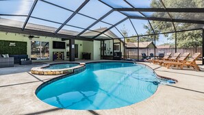 Une piscine couverte avec des chaises longues et un jacuzzi.