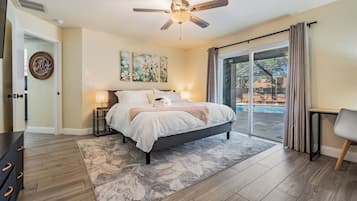 3 dormitorios, escritorio, tabla de planchar con plancha y cuna de viaje