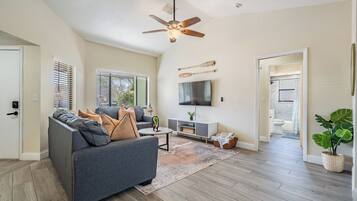 Una Smart TV, una oficina