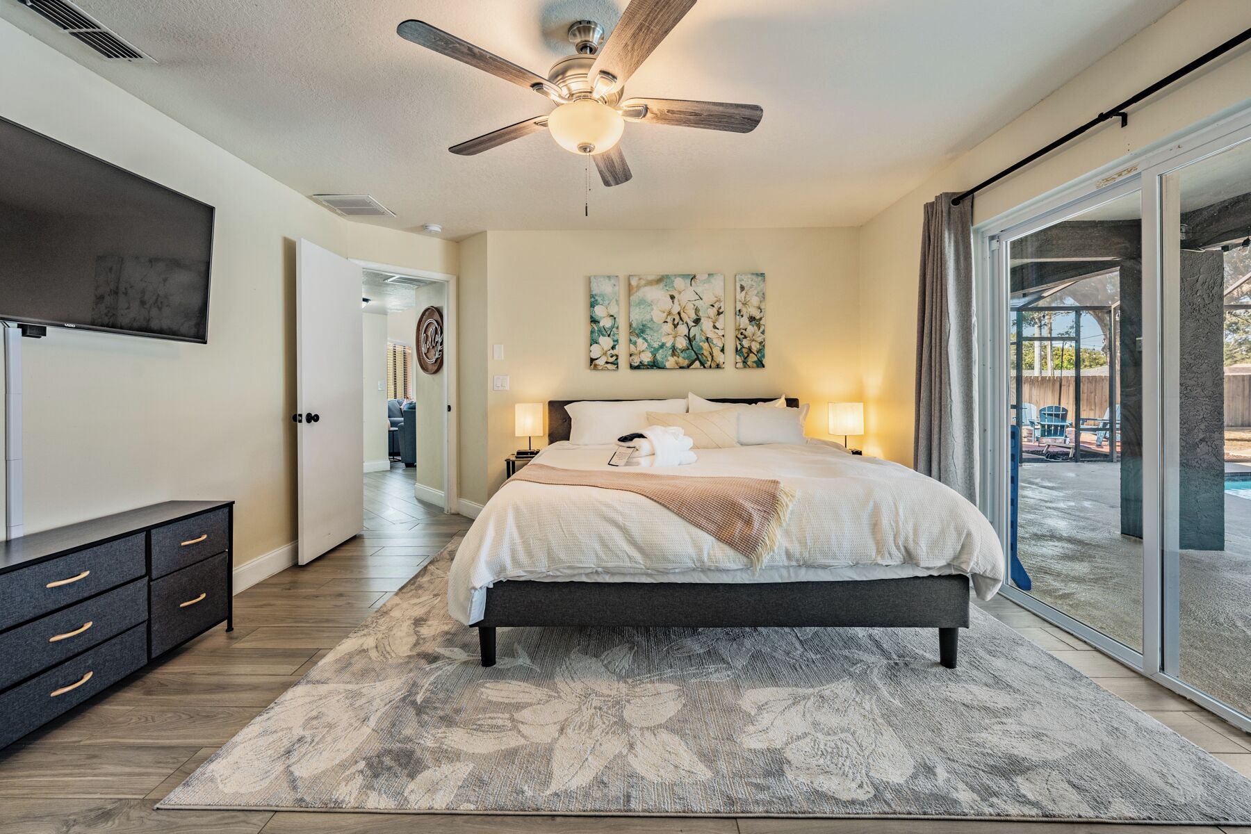 3 dormitorios, escritorio, tabla de planchar con plancha y cuna de viaje