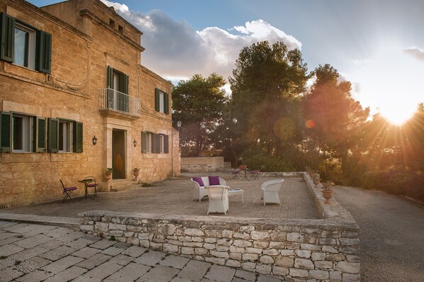 Villa | Terrace/patio - Villa in Paceco With Pool and Countryside Views (Paceco)