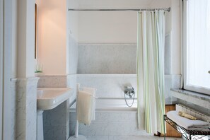 Villa | Bathroom