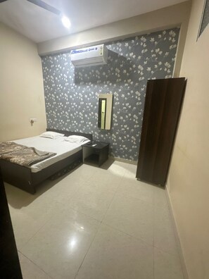 Deluxe Double Room, City View | Free WiFi, bed sheets - Goroomgo Rudrasagar Homestay Ujjain (Ujjain)