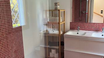 Dusche, Haartrockner, Handtücher, Seife