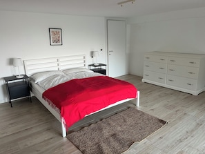 4 bedrooms, desk, iron/ironing board, WiFi