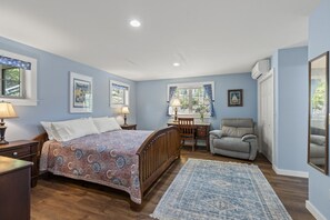 4 bedrooms, desk, iron/ironing board, free WiFi