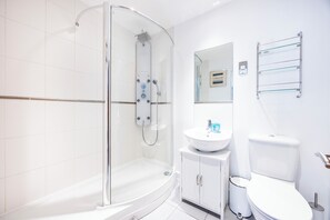 Executive Apartment, City View | Bathroom - Koks Mews 2 Bed 2 Bath Apartment - ExCeL (London)