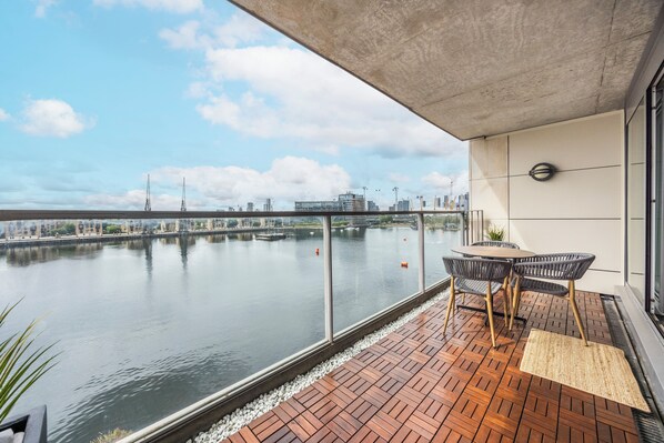 Balcony - Koks Mews 2 Bed 2 Bath Apartment - ExCeL (London)