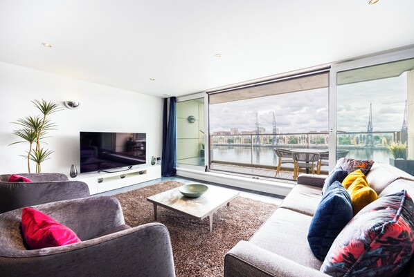 Living area - Koks Mews 2 Bed 2 Bath Apartment - ExCeL (London)