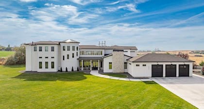 Luxurious Estate - Private Guesthouse Near Lake