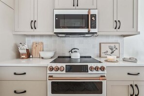 Réfrigérateur, four à micro-ondes, un four, surface de cuisson