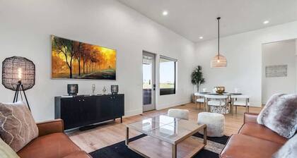 Luxurious Estate - Private Guesthouse Near Lake