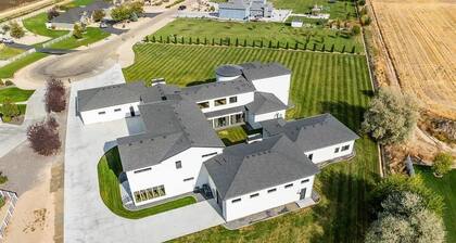 Luxurious Estate - Private Guesthouse Near Lake