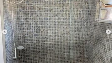 淋浴設備、毛巾、肥皂、洗髮精