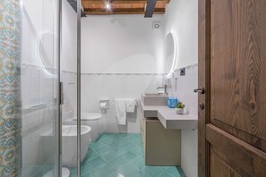 Apartamento, vistas a la colina | Baño | Ducha, secador de pelo, bidé y toallas