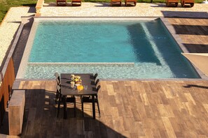 A rectangular swimming pool with a tiled deck surrounding it. - Borgo Campassini, Monteriggioni (Monteriggioni)