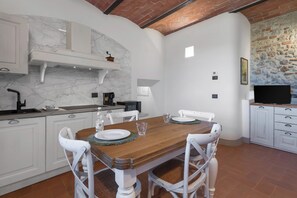 Apartment, Hill View | Private kitchen | Fridge, microwave, stovetop, dishwasher - Borgo Campassini, Monteriggioni (Monteriggioni)