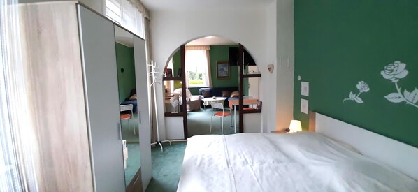 A bedroom with a bed, a mirror, a desk, and a chair. - Charmantes Refugium, Harz (Clausthal-Zellerfeld)