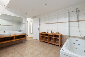 Een douche, een bubbelbad, een haardroger, handdoeken