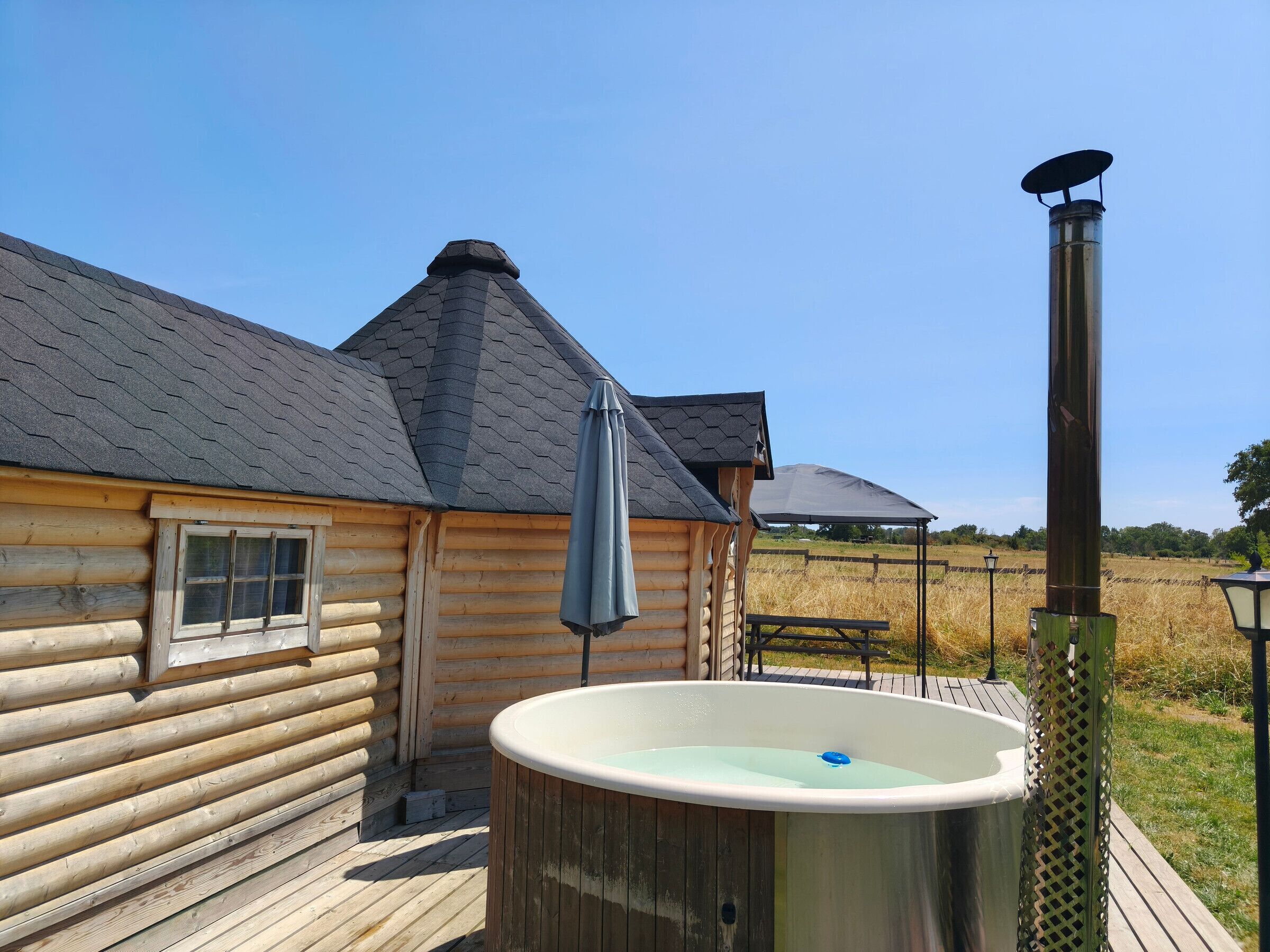 Outdoor spa tub