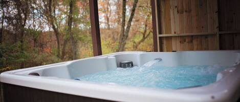 Banyera d'hidromassatge a l'aire lliure