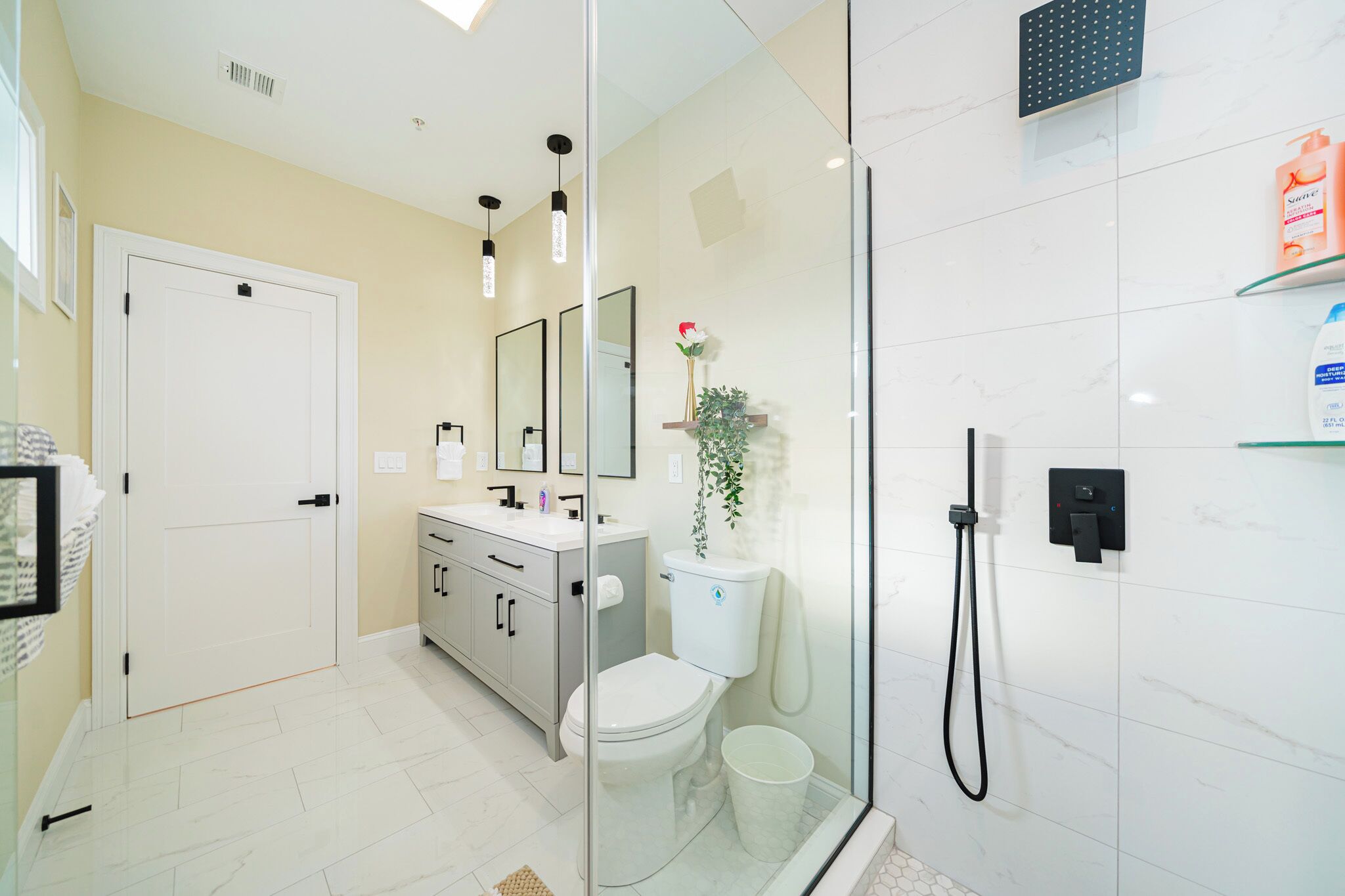 Une salle de bain moderne équipée de toilettes, d’un lavabo et d’une douche.