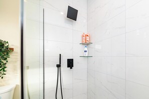Doccia, asciugacapelli, asciugamani, sapone