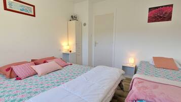 4 bedrooms, iron/ironing board, WiFi (free), bed sheets