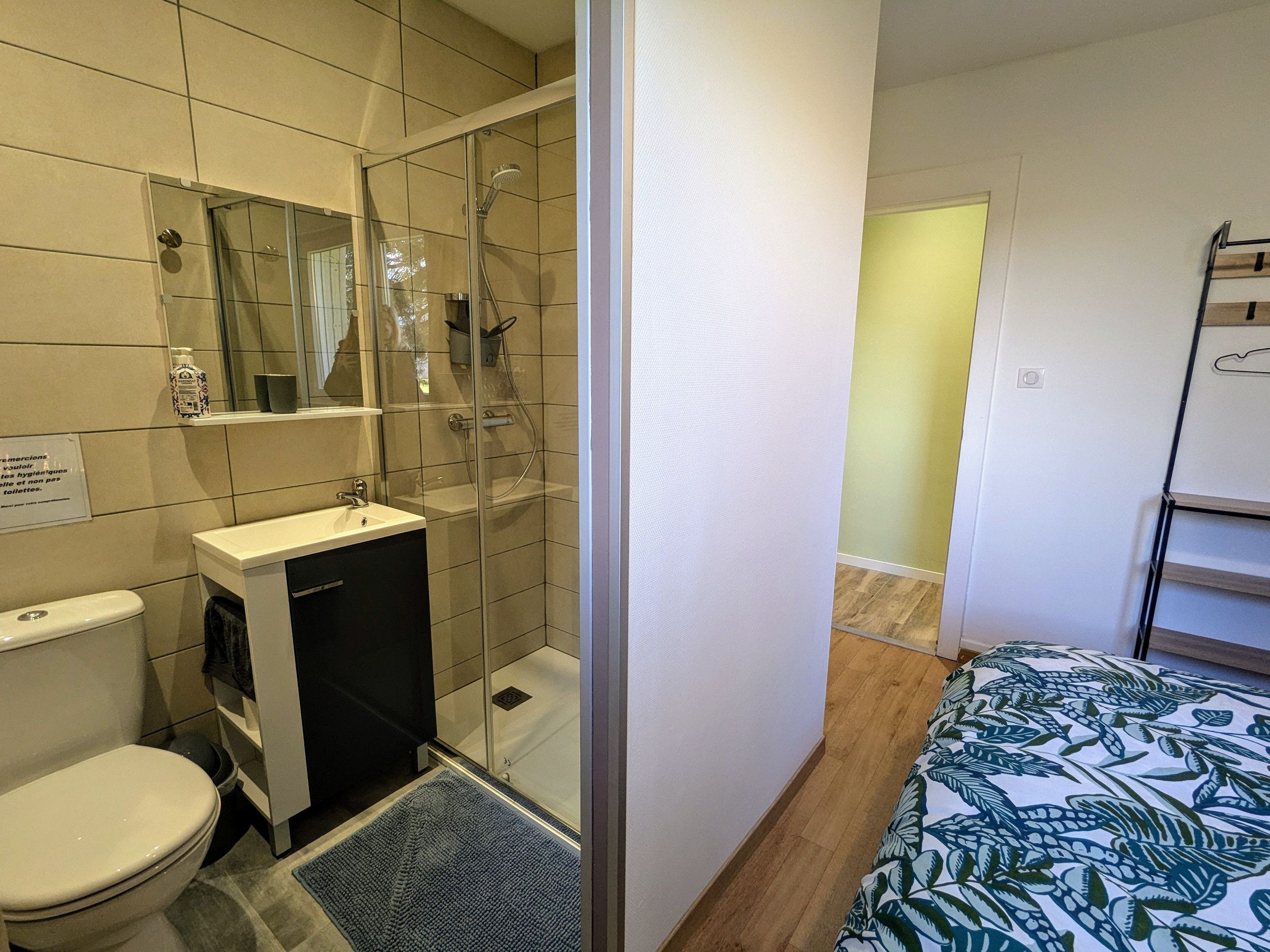 Ett modernt badrum med toalett, handfat och dusch.