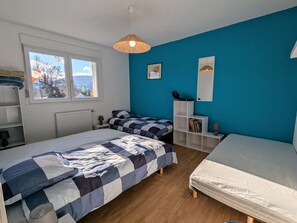 4 makuuhuonetta, silitysrauta/-lauta, ilmainen Wi-Fi, vuodevaatteet