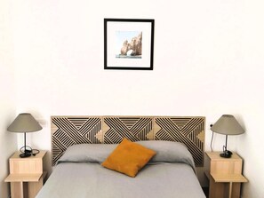2 bedrooms - Beachfront Getaway: Spacious Apartment, Terrace with Sea View, Direct Beach Access, Parking (Roses)