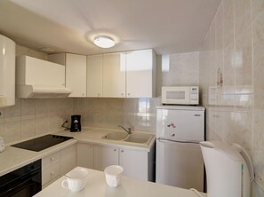 Réfrigérateur, micro-ondes, plaque de cuisson, cafetière/bouilloire