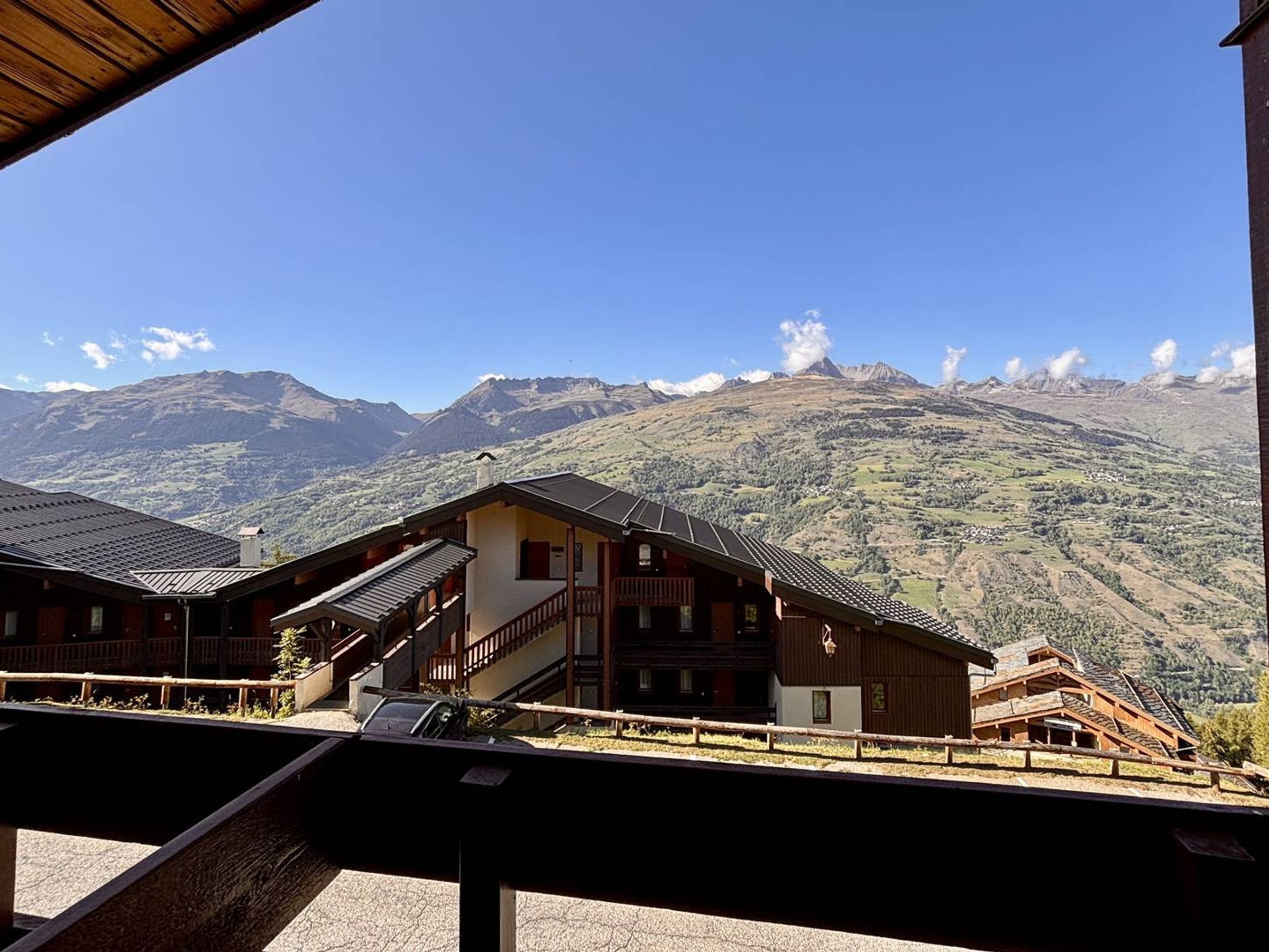 Un refugio de montaña con vistas a una cordillera.