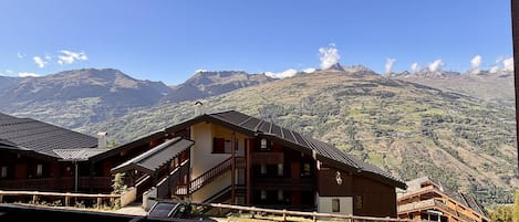 A mountain lodge with a view of a mountain range.