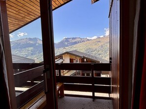 Ein Balkon mit Blick auf eine Berglandschaft.