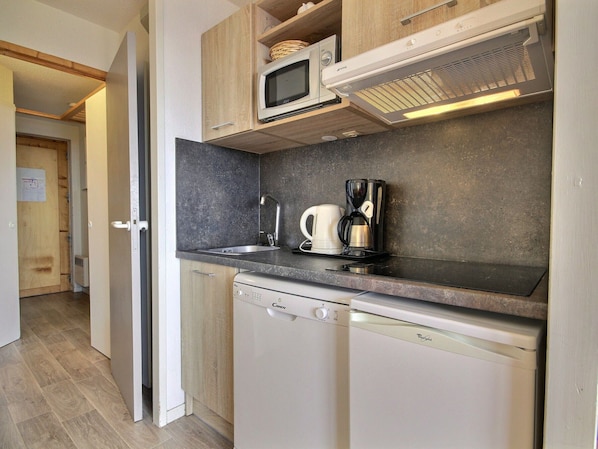 Fridge, dishwasher