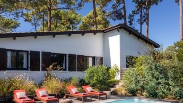 A modern house with a pool, surrounded by greenery and trees. - Peaceful villa with heated pool and Wi-Fi (Lège-Cap-Ferret)