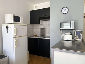 Fridge, microwave, oven, stovetop - Comfy studio with balcony and WIFI in Balaruc-les-Bains (Balaruc-les-Bains)
