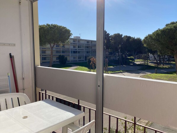 Outdoor dining - Comfy studio with balcony and WIFI in Balaruc-les-Bains (Balaruc-les-Bains)