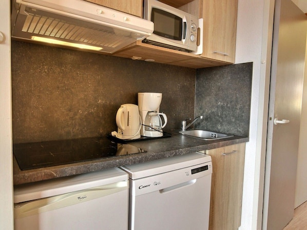 Fridge, dishwasher