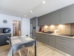 Kühlschrank, Mikrowelle, Ofen, Herdplatte