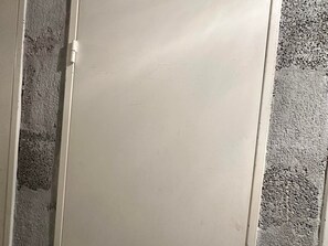 Una porta blanca i senzilla amb una superfície rugosa als laterals.