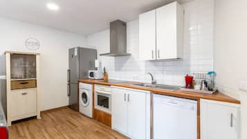 Frigorifero, microonde, forno, piano cottura