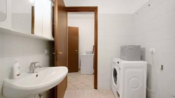 Dusche, Haartrockner, HandtĂŒcher