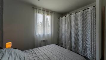 1 slaapkamer, een strijkplank/strijkijzer, gratis wifi, beddengoed